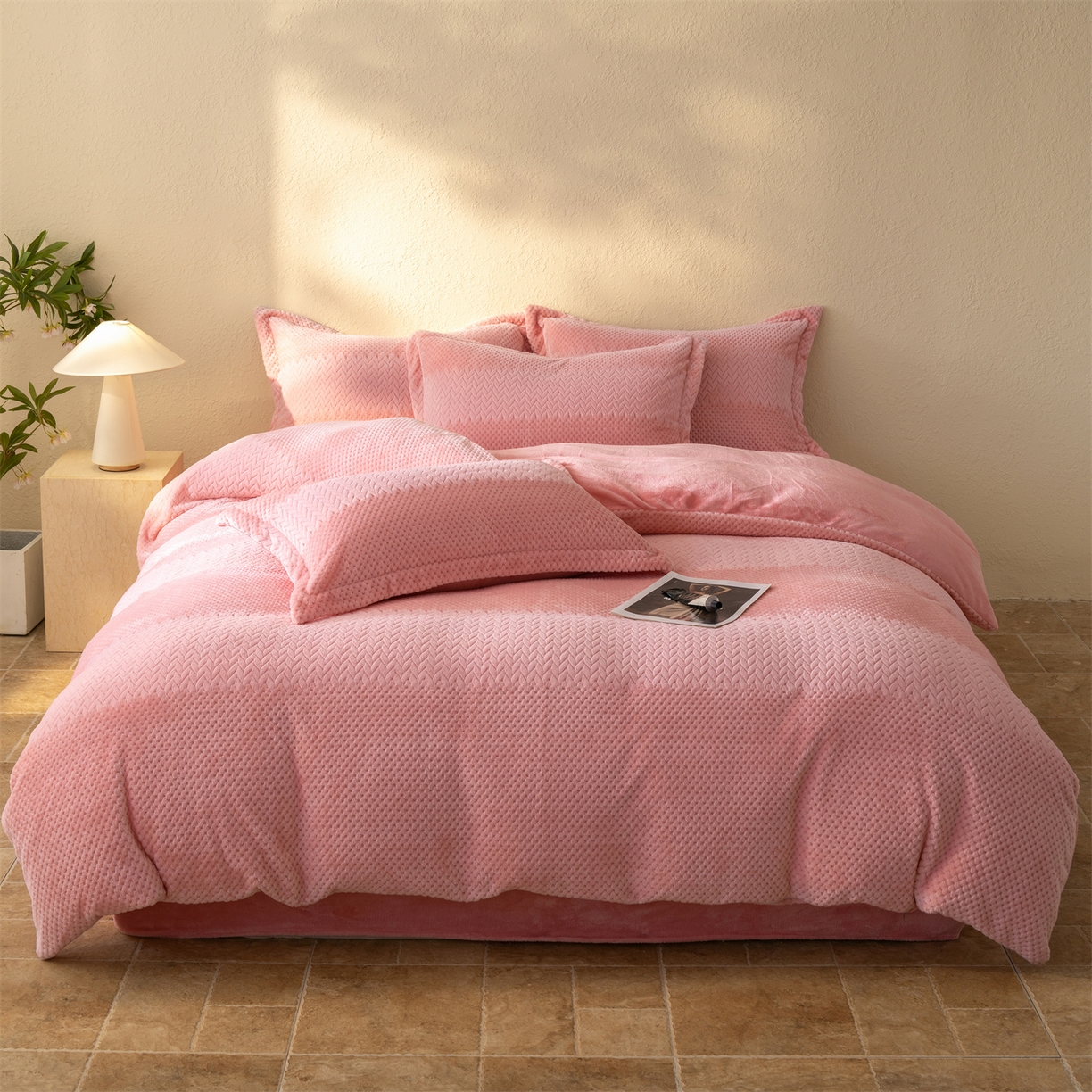 91家纺网 家纺一手货源 找家纺 源舍家纺 2025新款色织拼色编织提花轻奢牛奶绒四件套（场景二） 织锦-粉漾