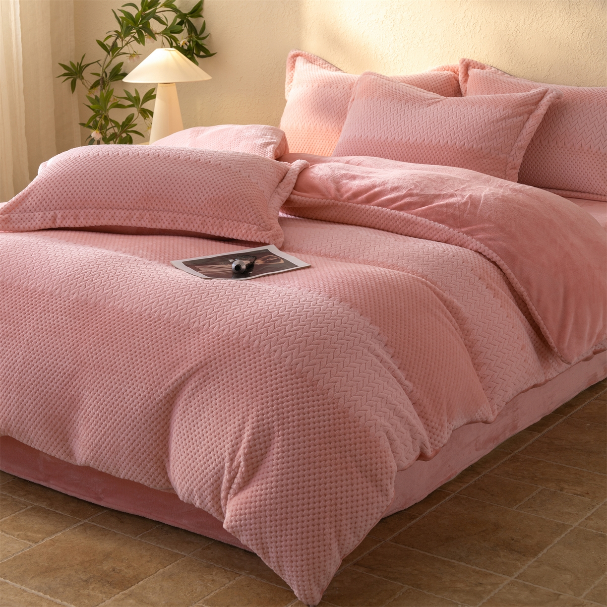 91家纺网 家纺一手货源 找家纺 源舍家纺 2025新款色织拼色编织提花轻奢牛奶绒四件套（场景二） 织锦-粉漾