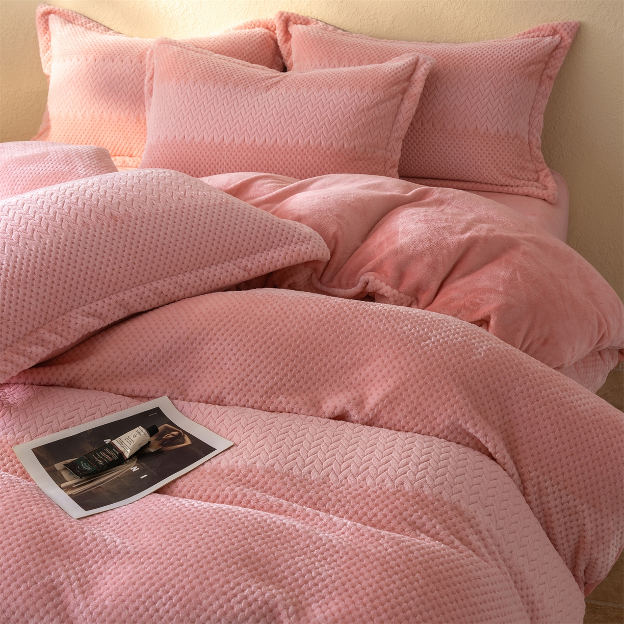 91家纺网 家纺一手货源 找家纺 源舍家纺 2025新款色织拼色编织提花轻奢牛奶绒四件套（场景二） 织锦-粉漾