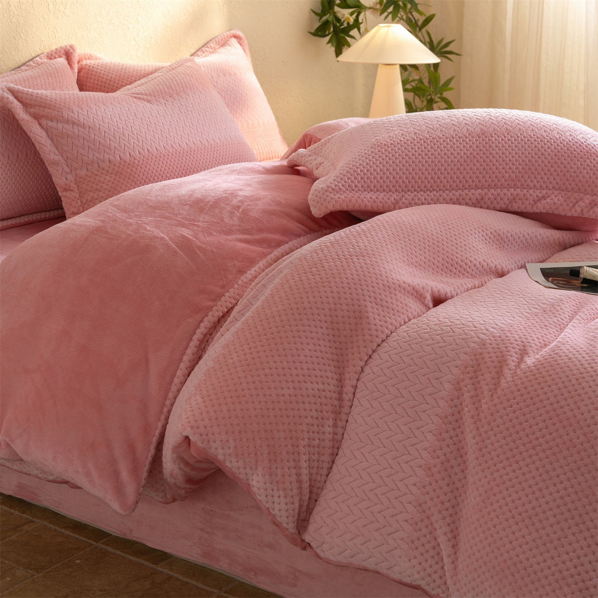 91家纺网 家纺一手货源 找家纺 源舍家纺 2025新款色织拼色编织提花轻奢牛奶绒四件套（场景二） 织锦-粉漾