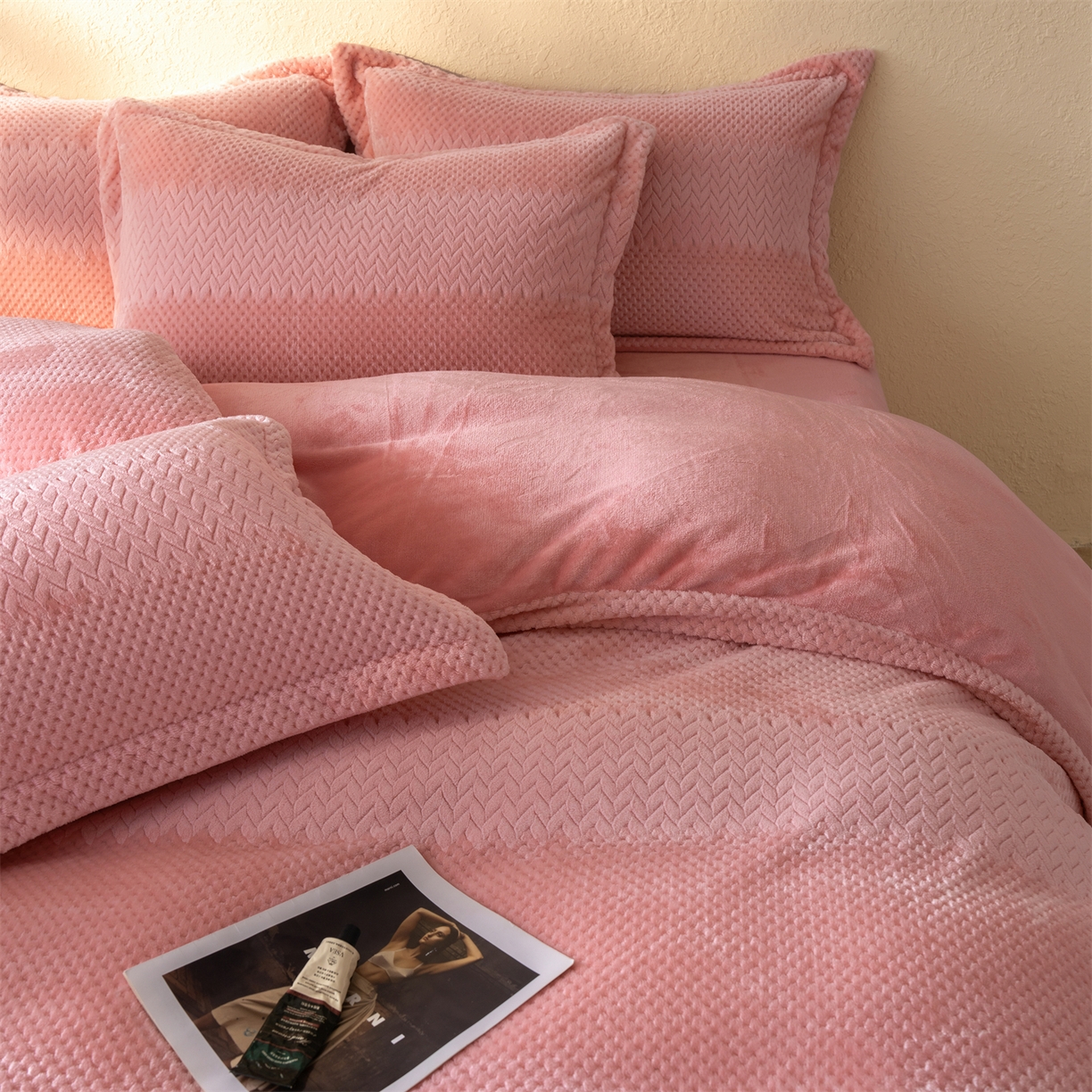 91家纺网 家纺一手货源 找家纺 源舍家纺 2025新款色织拼色编织提花轻奢牛奶绒四件套（场景二） 织锦-粉漾