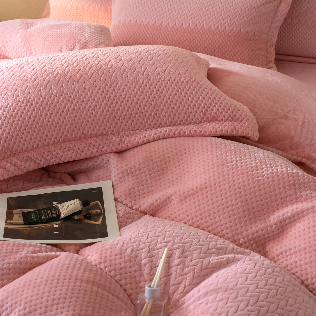 91家纺网 家纺一手货源 找家纺 源舍家纺 2025新款色织拼色编织提花轻奢牛奶绒四件套（场景二） 织锦-粉漾