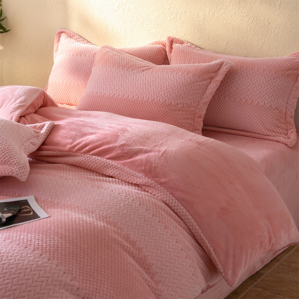 91家纺网 家纺一手货源 找家纺 源舍家纺 2025新款色织拼色编织提花轻奢牛奶绒四件套（场景二） 织锦-粉漾