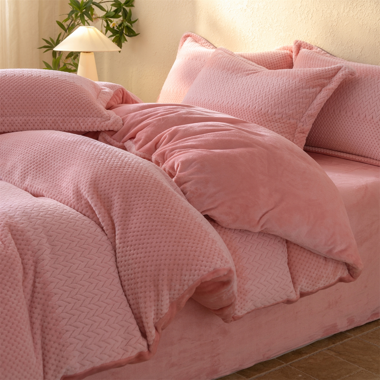 91家纺网 家纺一手货源 找家纺 源舍家纺 2025新款色织拼色编织提花轻奢牛奶绒四件套（场景二） 织锦-粉漾