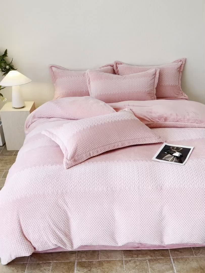 91家纺网 家纺一手货源 找家纺 源舍家纺 2025新款色织拼色编织提花轻奢牛奶绒四件套（场景二） 织锦-粉漾