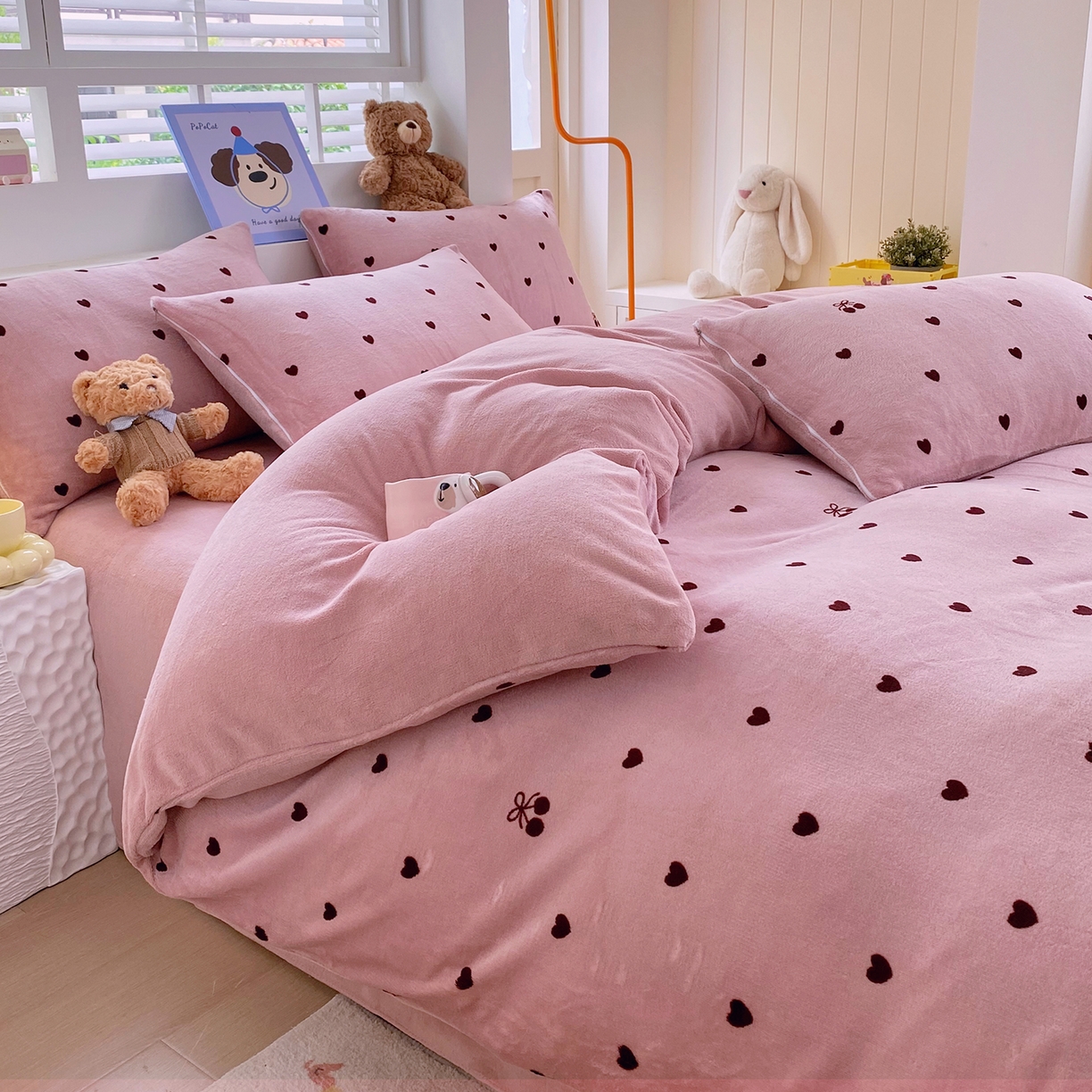 91家纺网 家纺一手货源 找家纺 悦织湾家纺 2025新款高克重牛奶绒印花四件套床单床笠轻奢时尚床上用品三四件套被套 爱心小樱桃