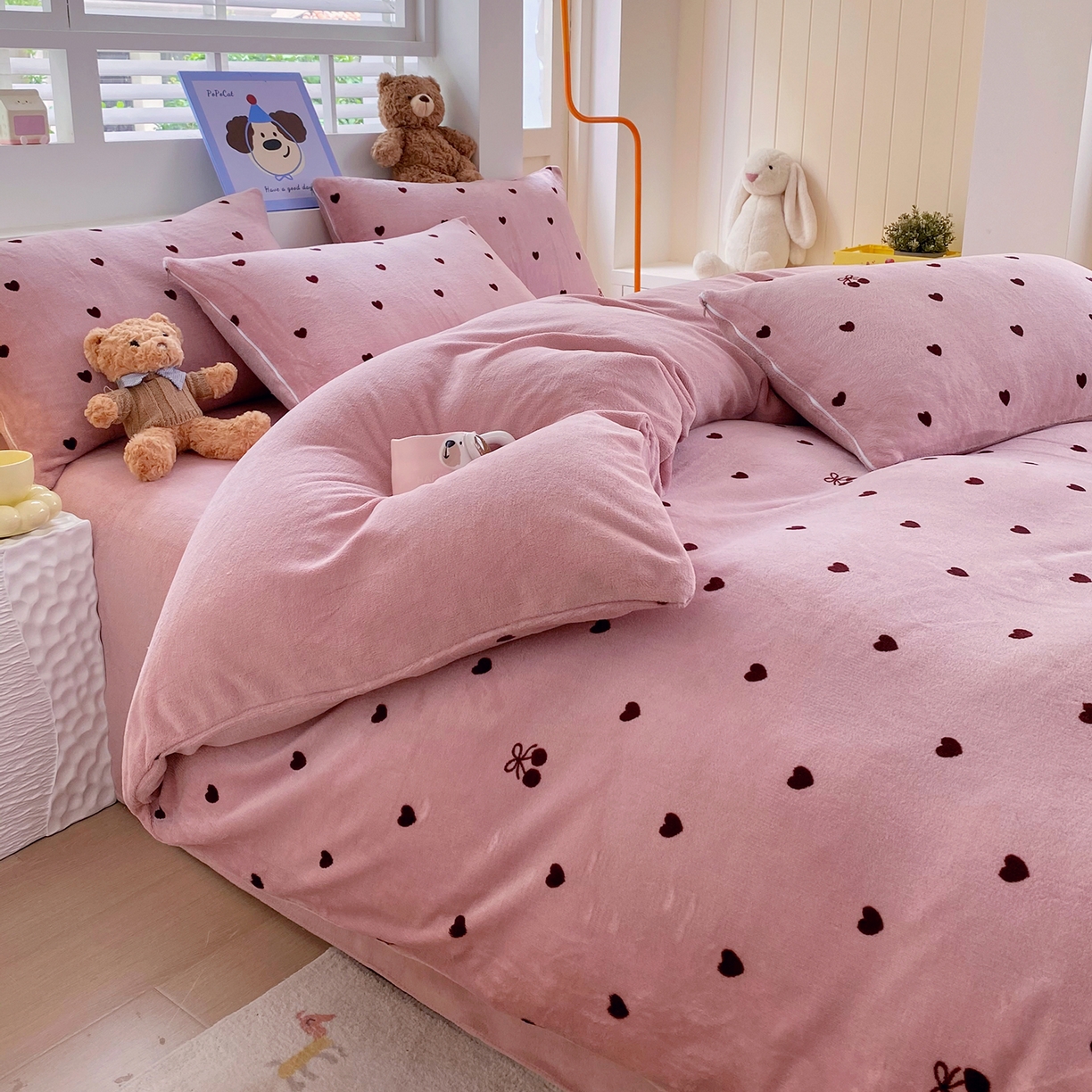 91家纺网 家纺一手货源 找家纺 悦织湾家纺 2025新款高克重牛奶绒印花四件套床单床笠轻奢时尚床上用品三四件套被套 爱心小樱桃