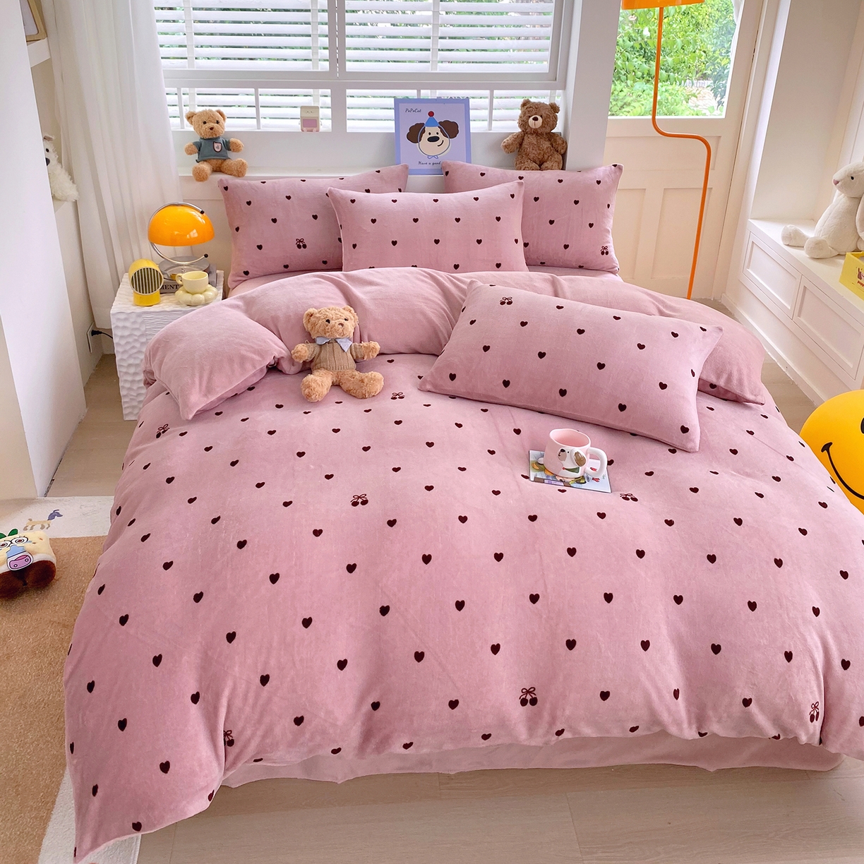 91家纺网 家纺一手货源 找家纺 悦织湾家纺 2025新款高克重牛奶绒印花四件套床单床笠轻奢时尚床上用品三四件套被套 爱心小樱桃