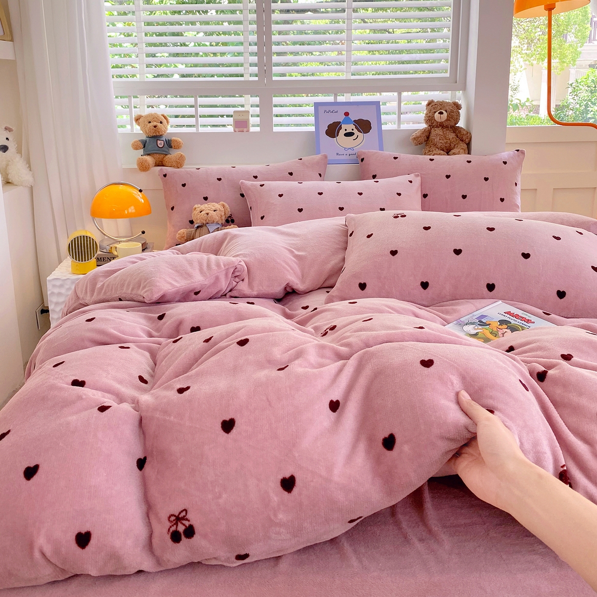 91家纺网 家纺一手货源 找家纺 悦织湾家纺 2025新款高克重牛奶绒印花四件套床单床笠轻奢时尚床上用品三四件套被套 爱心小樱桃