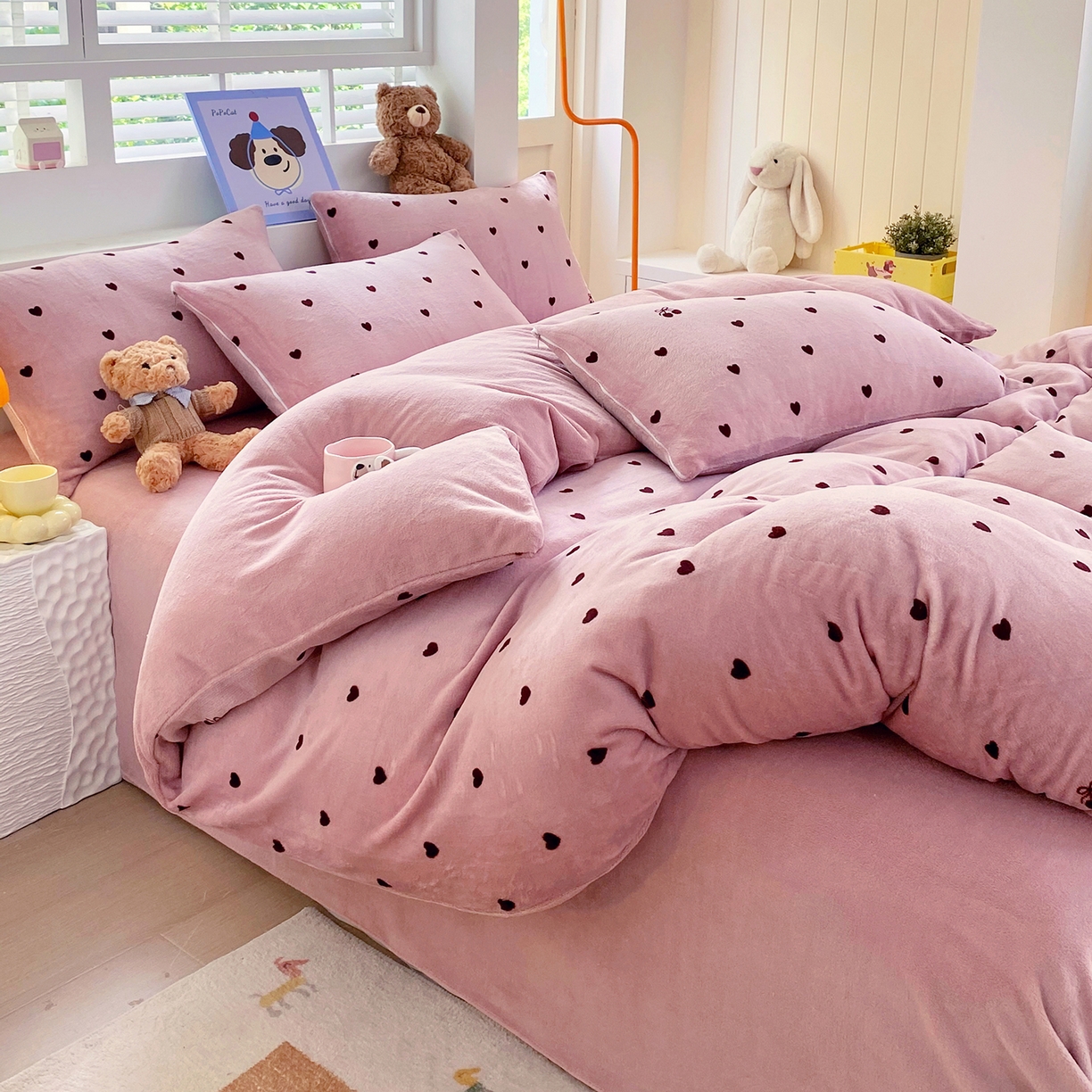 91家纺网 家纺一手货源 找家纺 悦织湾家纺 2025新款高克重牛奶绒印花四件套床单床笠轻奢时尚床上用品三四件套被套 爱心小樱桃