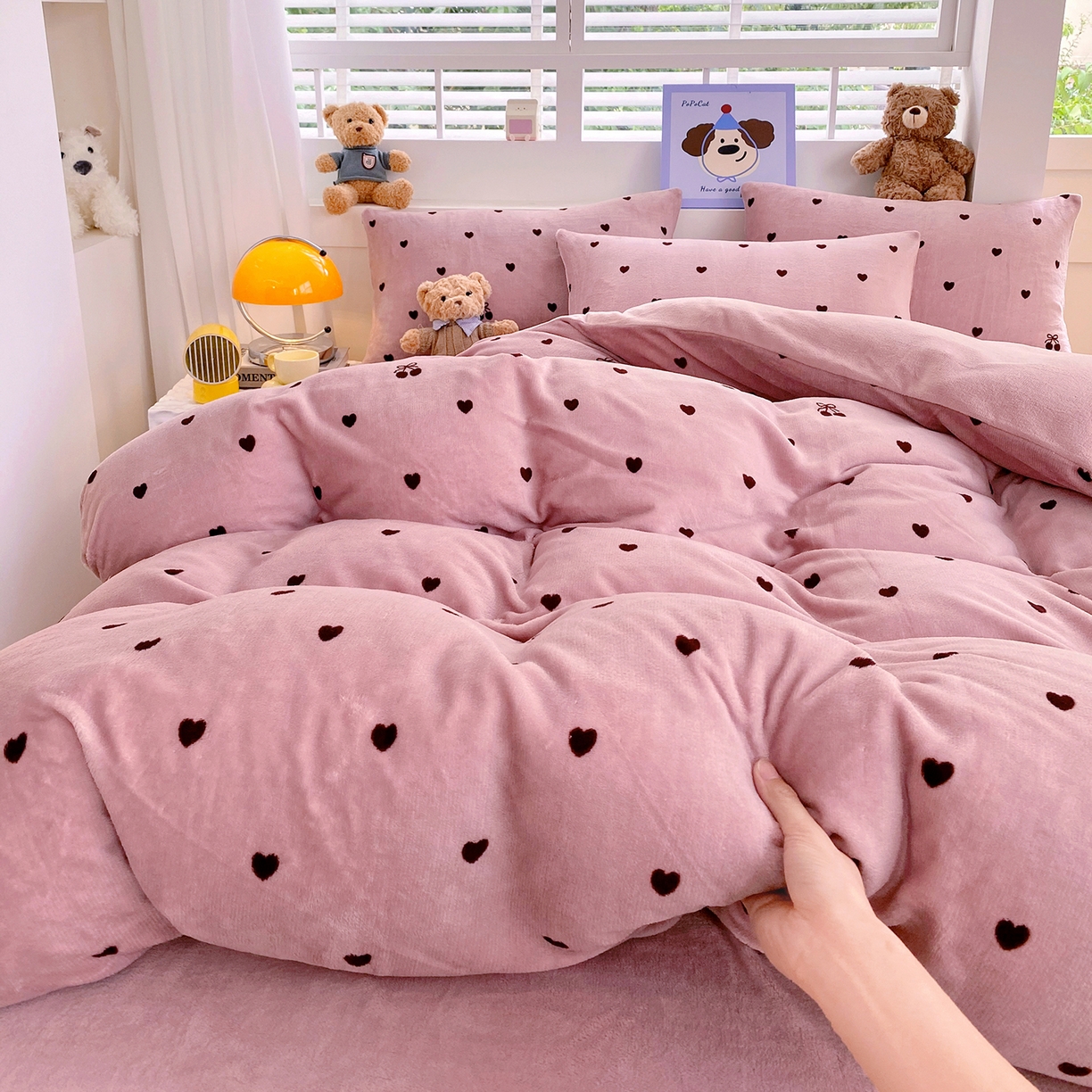 91家纺网 家纺一手货源 找家纺 悦织湾家纺 2025新款高克重牛奶绒印花四件套床单床笠轻奢时尚床上用品三四件套被套 爱心小樱桃