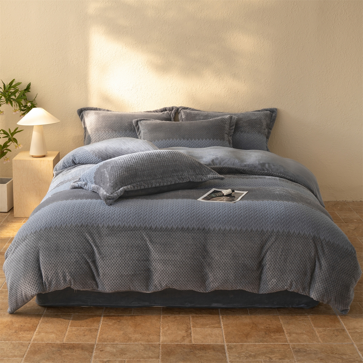 91家纺网 家纺一手货源 找家纺 源舍家纺 2025新款色织拼色编织提花轻奢牛奶绒四件套（场景二） 织锦-灰调