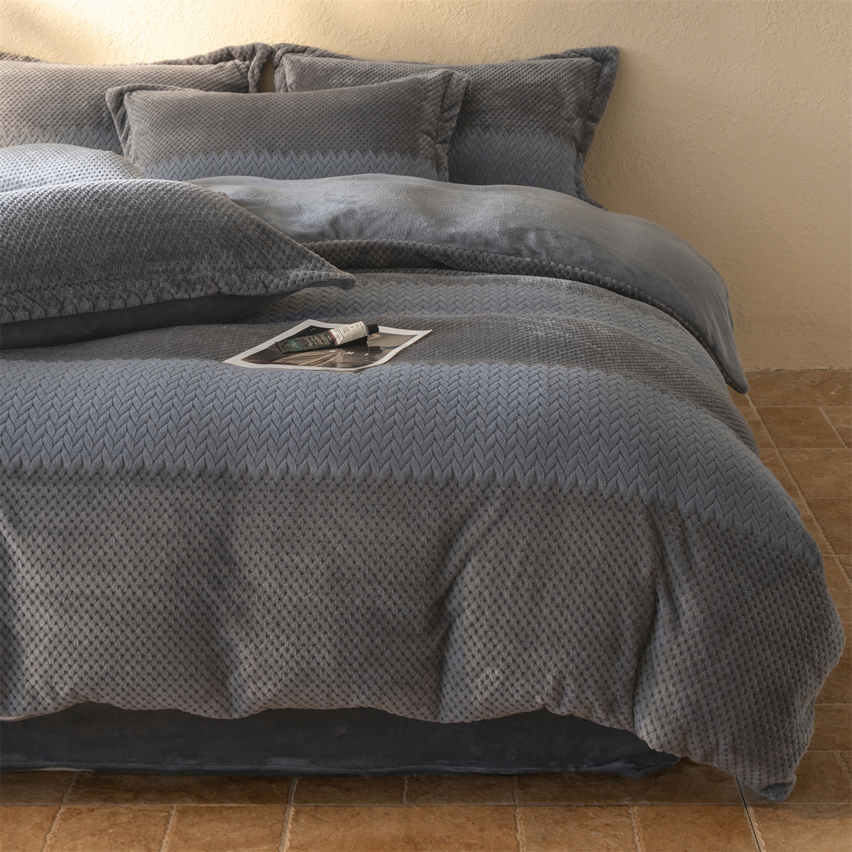 91家纺网 家纺一手货源 找家纺 源舍家纺 2025新款色织拼色编织提花轻奢牛奶绒四件套（场景二） 织锦-灰调