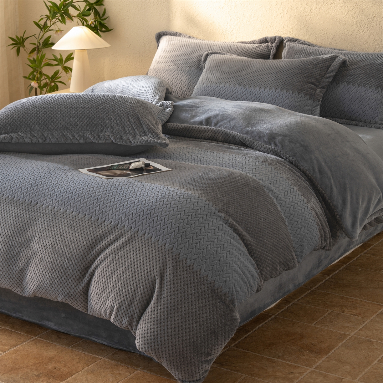 91家纺网 家纺一手货源 找家纺 源舍家纺 2025新款色织拼色编织提花轻奢牛奶绒四件套（场景二） 织锦-灰调