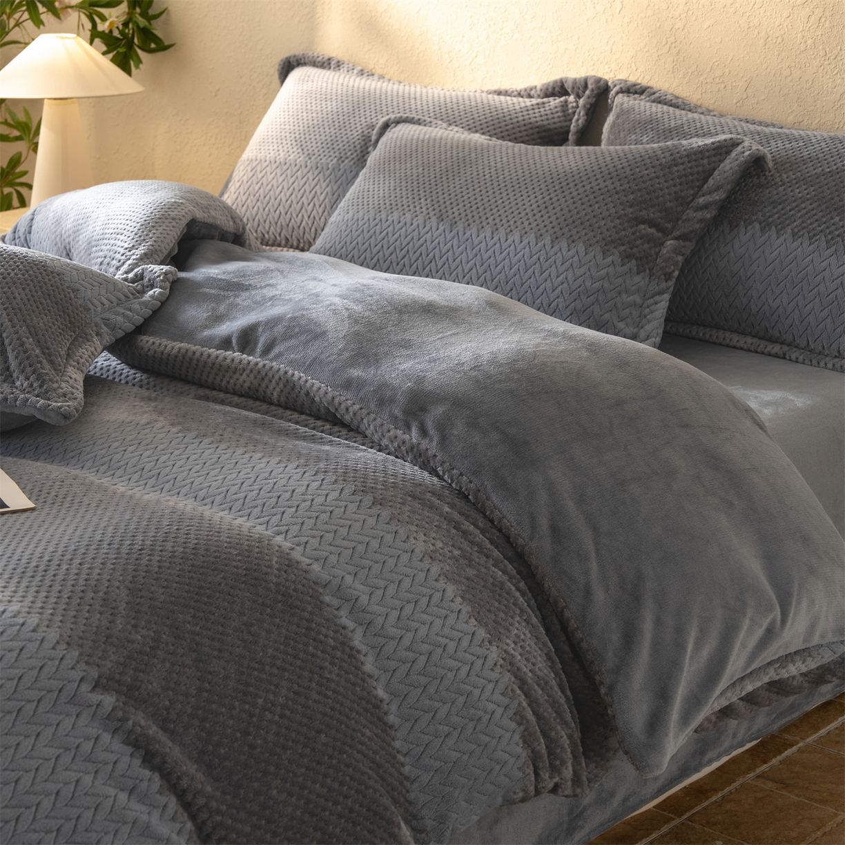 91家纺网 家纺一手货源 找家纺 源舍家纺 2025新款色织拼色编织提花轻奢牛奶绒四件套（场景二） 织锦-灰调