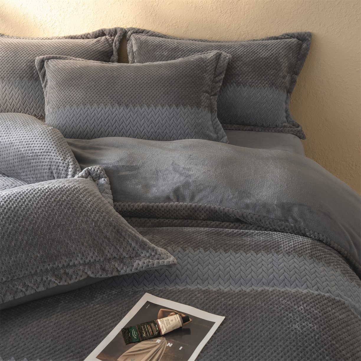 91家纺网 家纺一手货源 找家纺 源舍家纺 2025新款色织拼色编织提花轻奢牛奶绒四件套（场景二） 织锦-灰调