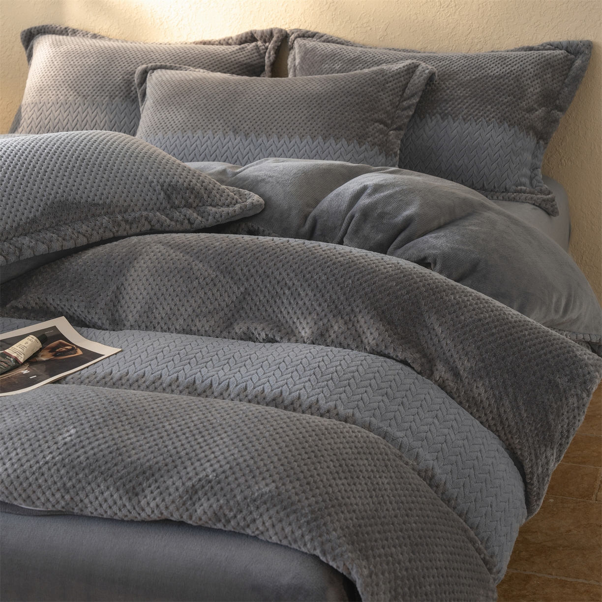 91家纺网 家纺一手货源 找家纺 源舍家纺 2025新款色织拼色编织提花轻奢牛奶绒四件套（场景二） 织锦-灰调