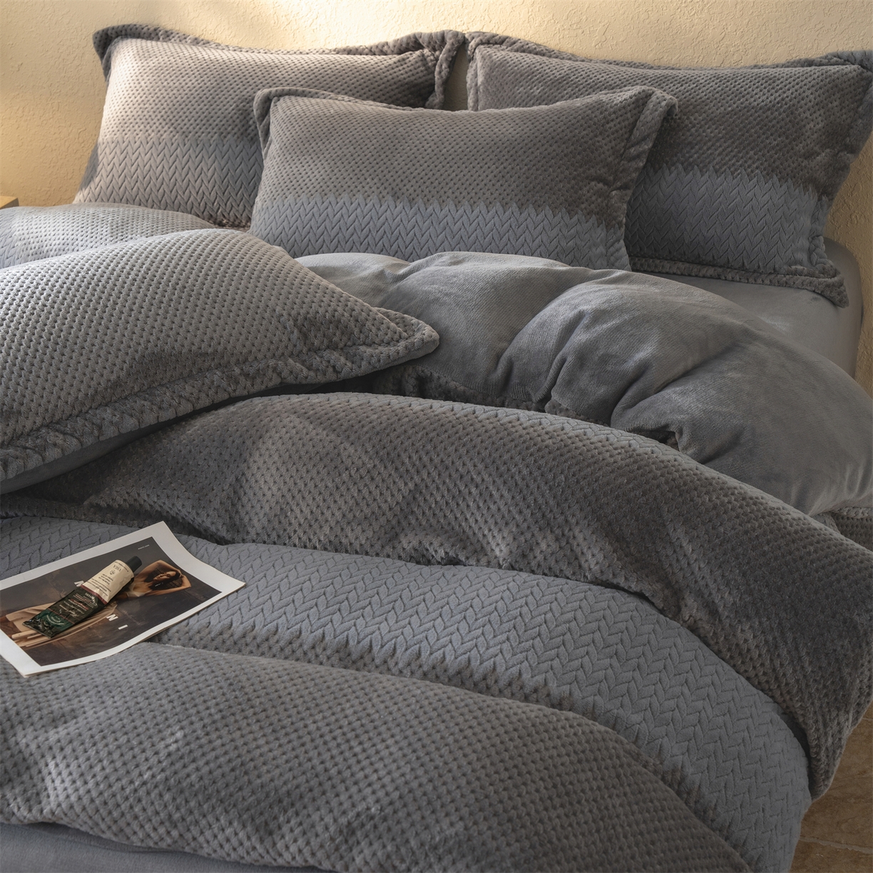 91家纺网 家纺一手货源 找家纺 源舍家纺 2025新款色织拼色编织提花轻奢牛奶绒四件套（场景二） 织锦-灰调