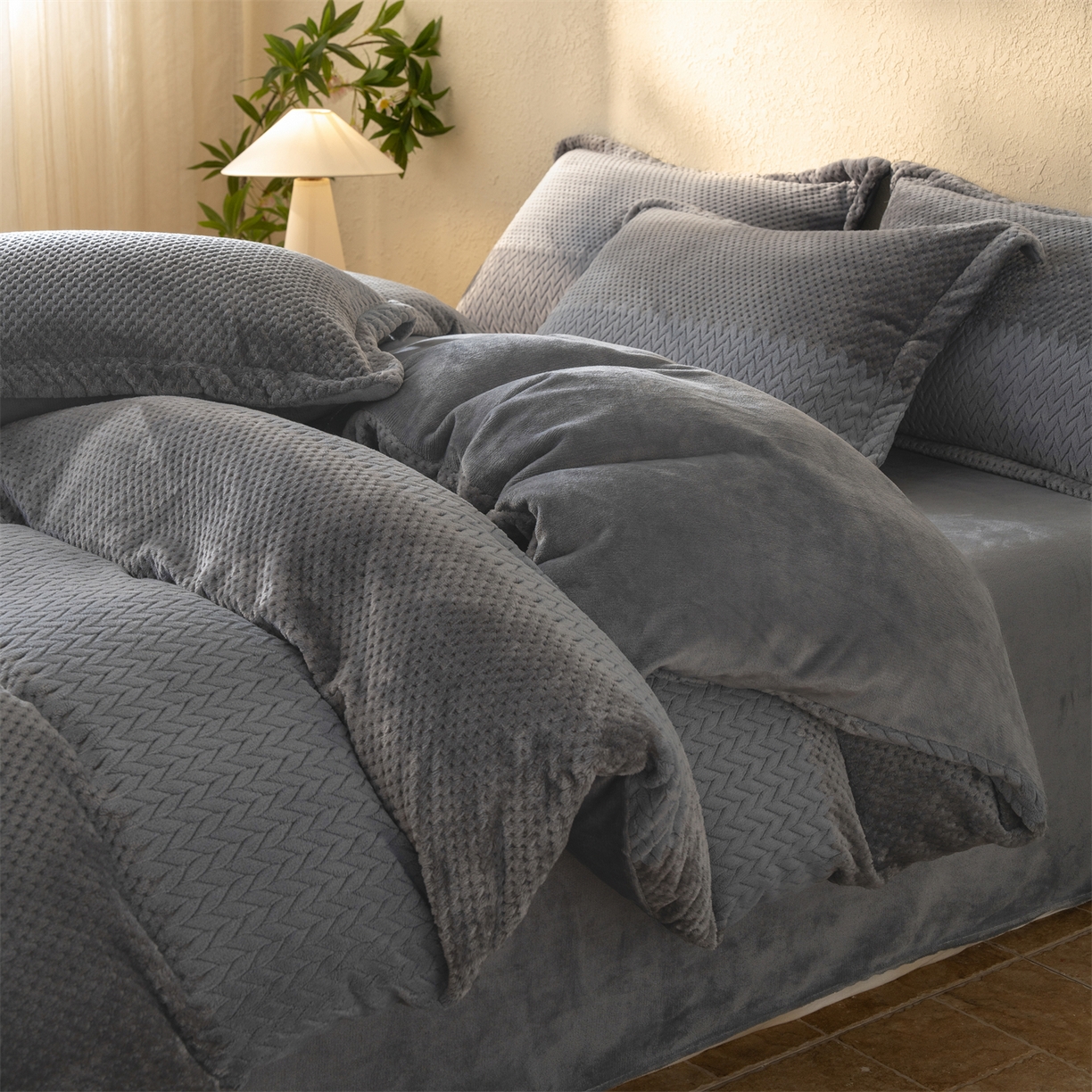 91家纺网 家纺一手货源 找家纺 源舍家纺 2025新款色织拼色编织提花轻奢牛奶绒四件套（场景二） 织锦-灰调