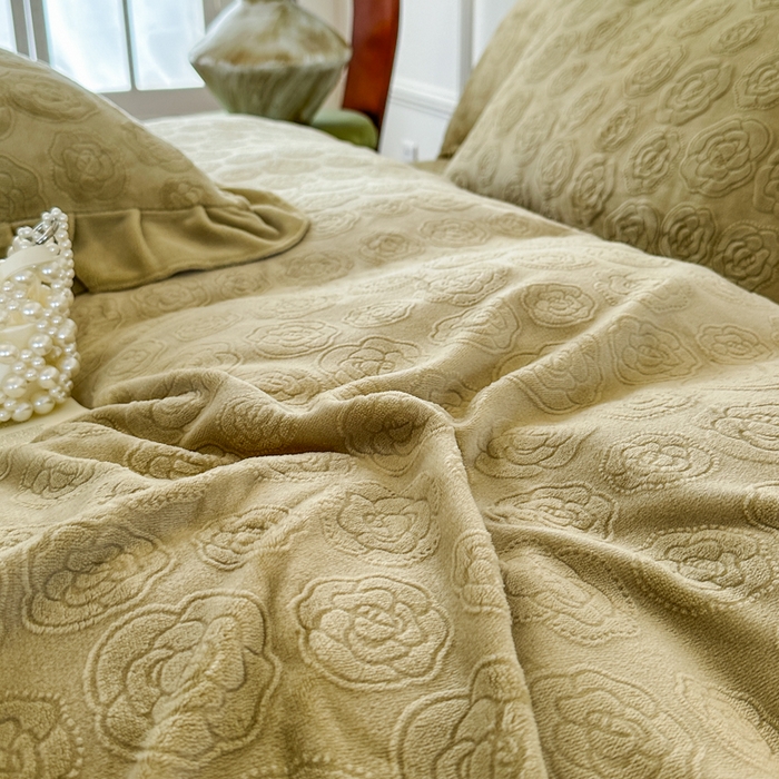 91家纺网 家纺一手货源 找家纺 野合家纺 2025新款法式A类雕花牛奶绒韩版公主风四件套床盖款床单款床笠款 山茶花-秋黄