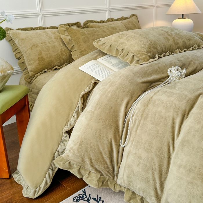 91家纺网 家纺一手货源 找家纺 野合家纺 2025新款法式A类雕花牛奶绒韩版公主风四件套床盖款床单款床笠款 山茶花-秋黄