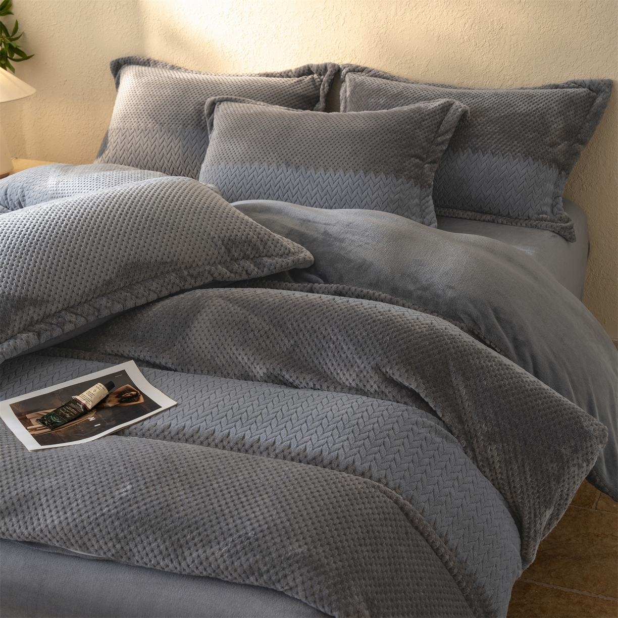 91家纺网 家纺一手货源 找家纺 源舍家纺 2025新款色织拼色编织提花轻奢牛奶绒四件套（场景二） 织锦-灰调