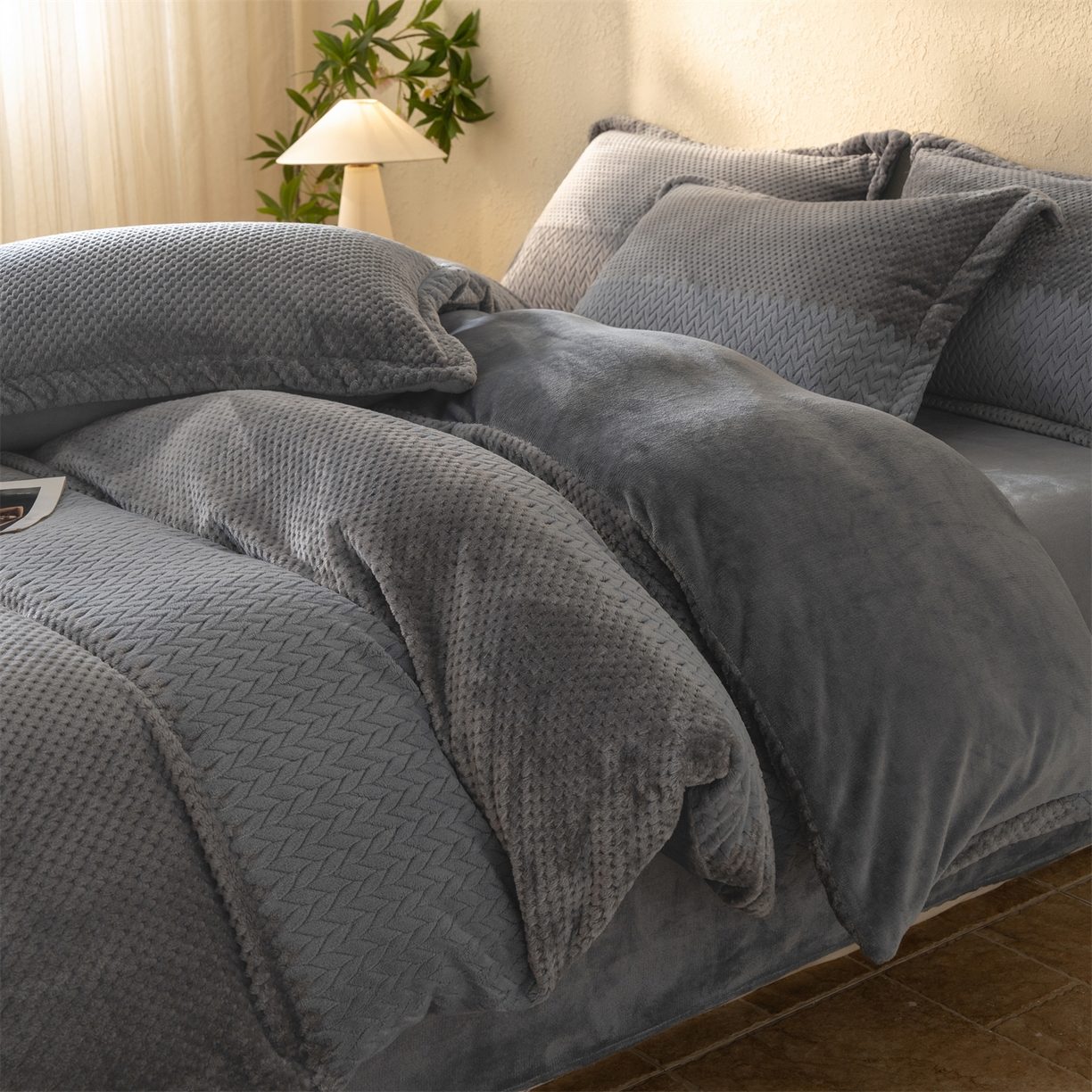 91家纺网 家纺一手货源 找家纺 源舍家纺 2025新款色织拼色编织提花轻奢牛奶绒四件套（场景二） 织锦-灰调