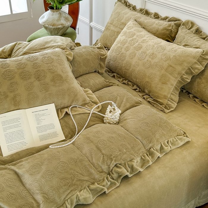 91家纺网 家纺一手货源 找家纺 野合家纺 2025新款法式A类雕花牛奶绒韩版公主风四件套床盖款床单款床笠款 山茶花-秋黄