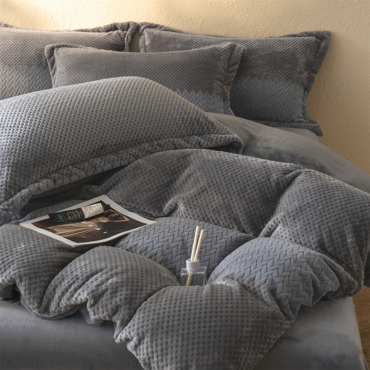 91家纺网 家纺一手货源 找家纺 源舍家纺 2025新款色织拼色编织提花轻奢牛奶绒四件套（场景二） 织锦-灰调