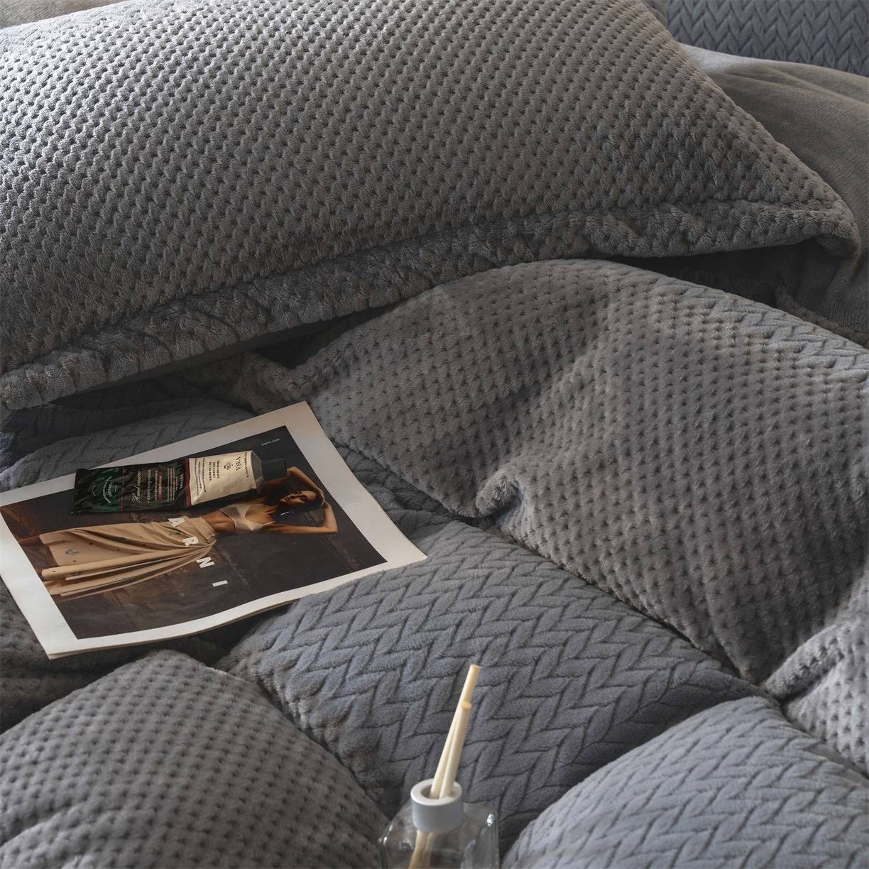 91家纺网 家纺一手货源 找家纺 源舍家纺 2025新款色织拼色编织提花轻奢牛奶绒四件套（场景二） 织锦-灰调