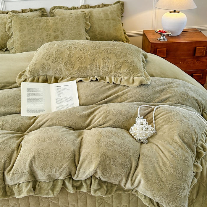 91家纺网 家纺一手货源 找家纺 野合家纺 2025新款法式A类雕花牛奶绒韩版公主风四件套床盖款床单款床笠款 山茶花-秋黄