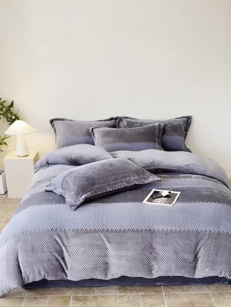 91家纺网 家纺一手货源 找家纺 源舍家纺 2025新款色织拼色编织提花轻奢牛奶绒四件套（场景二） 织锦-灰调