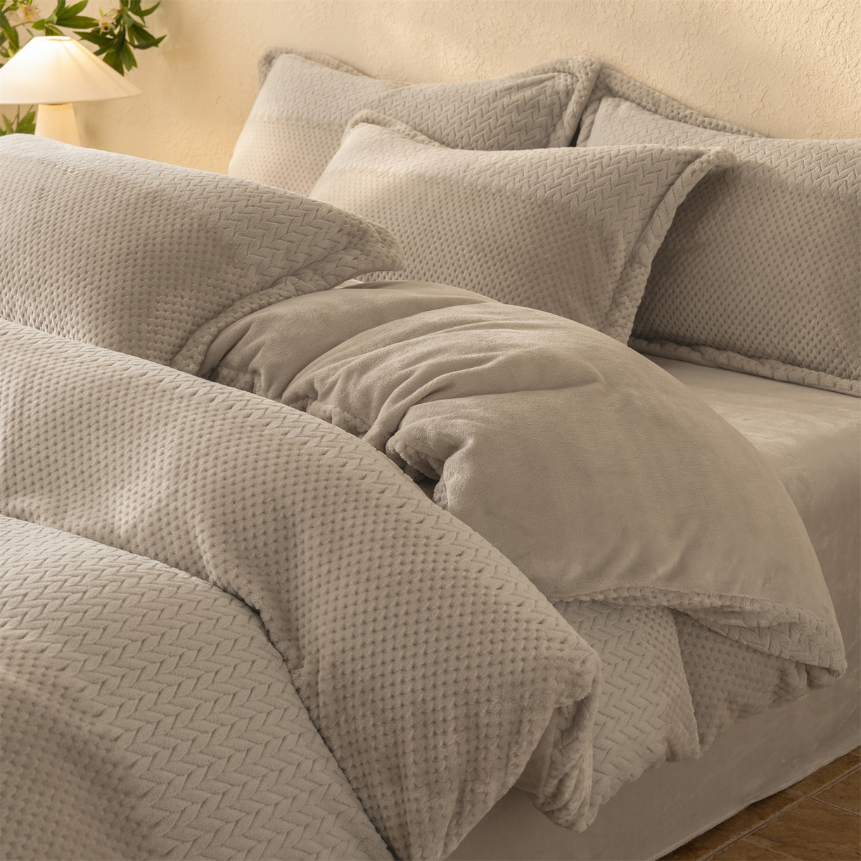 源舍家纺 2025新款色织拼色编织提花轻奢牛奶绒四件套（场景二） 织锦-咖韵