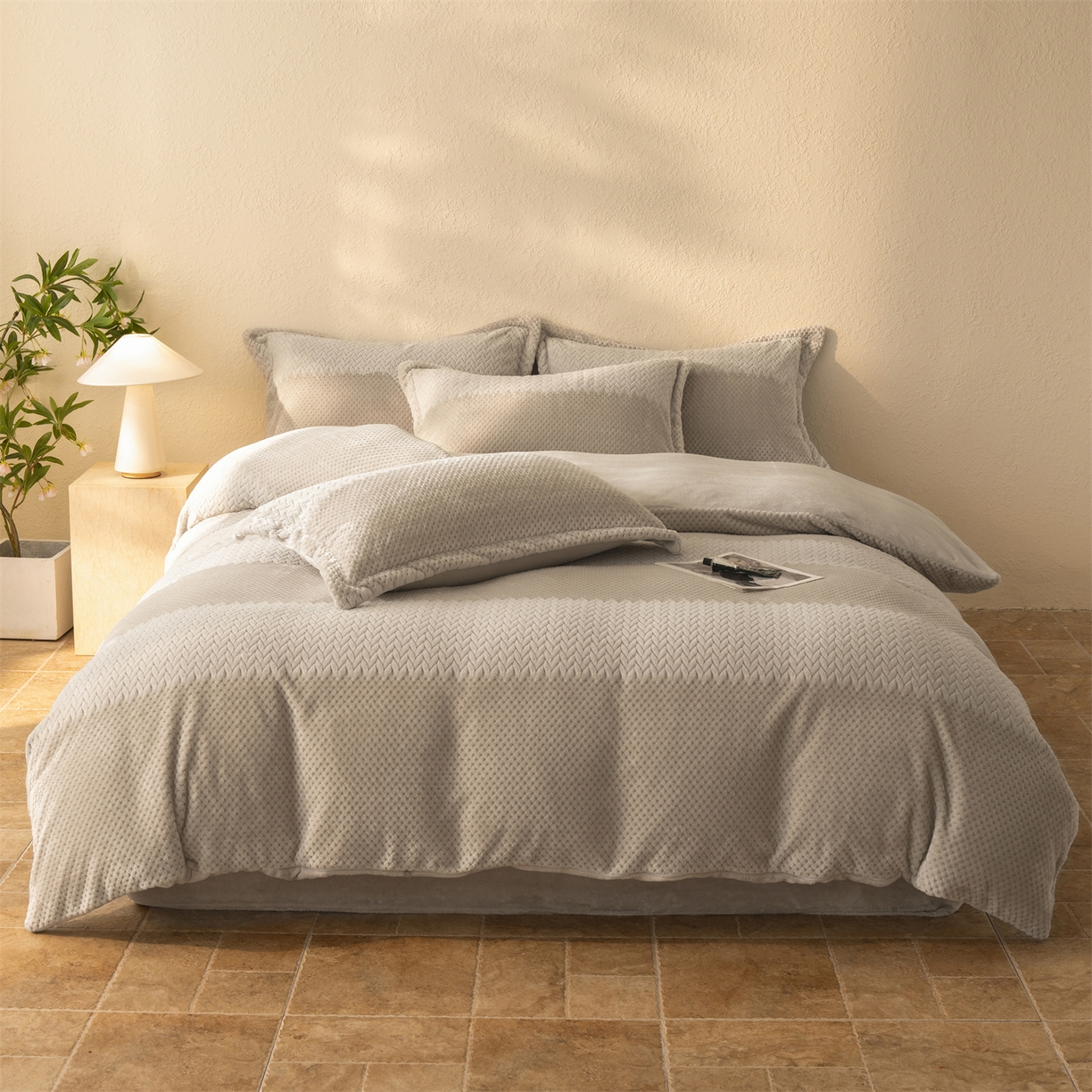 91家纺网 家纺一手货源 找家纺 源舍家纺 2025新款色织拼色编织提花轻奢牛奶绒四件套（场景二） 织锦-咖韵