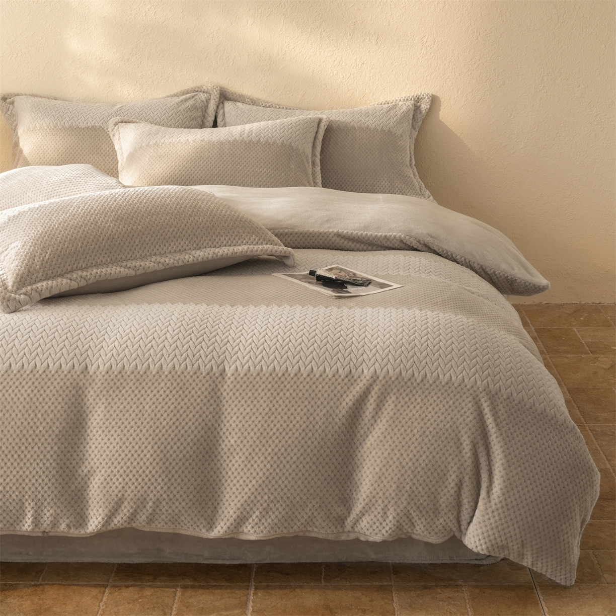 91家纺网 家纺一手货源 找家纺 源舍家纺 2025新款色织拼色编织提花轻奢牛奶绒四件套（场景二） 织锦-咖韵