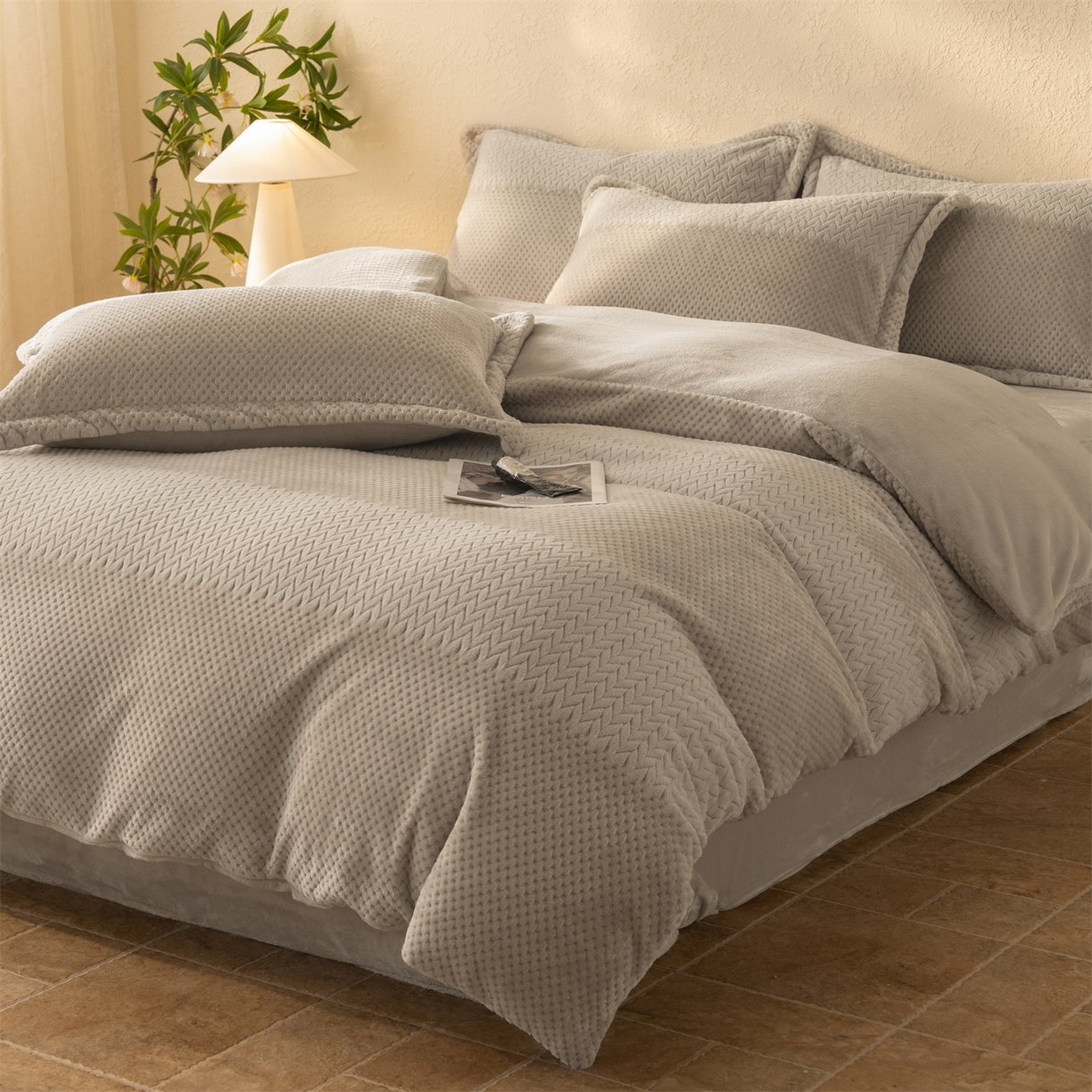 91家纺网 家纺一手货源 找家纺 源舍家纺 2025新款色织拼色编织提花轻奢牛奶绒四件套（场景二） 织锦-咖韵