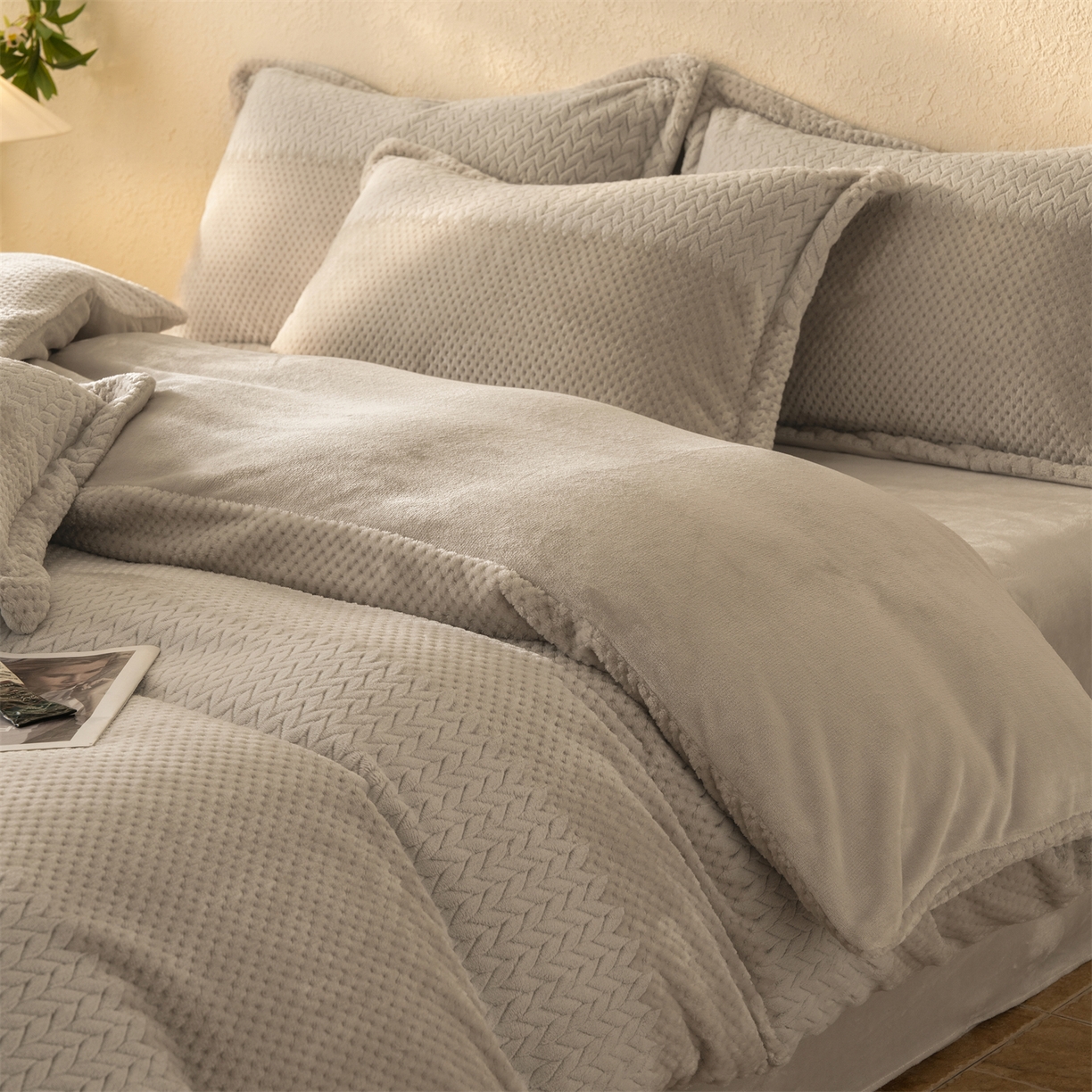 91家纺网 家纺一手货源 找家纺 源舍家纺 2025新款色织拼色编织提花轻奢牛奶绒四件套（场景二） 织锦-咖韵