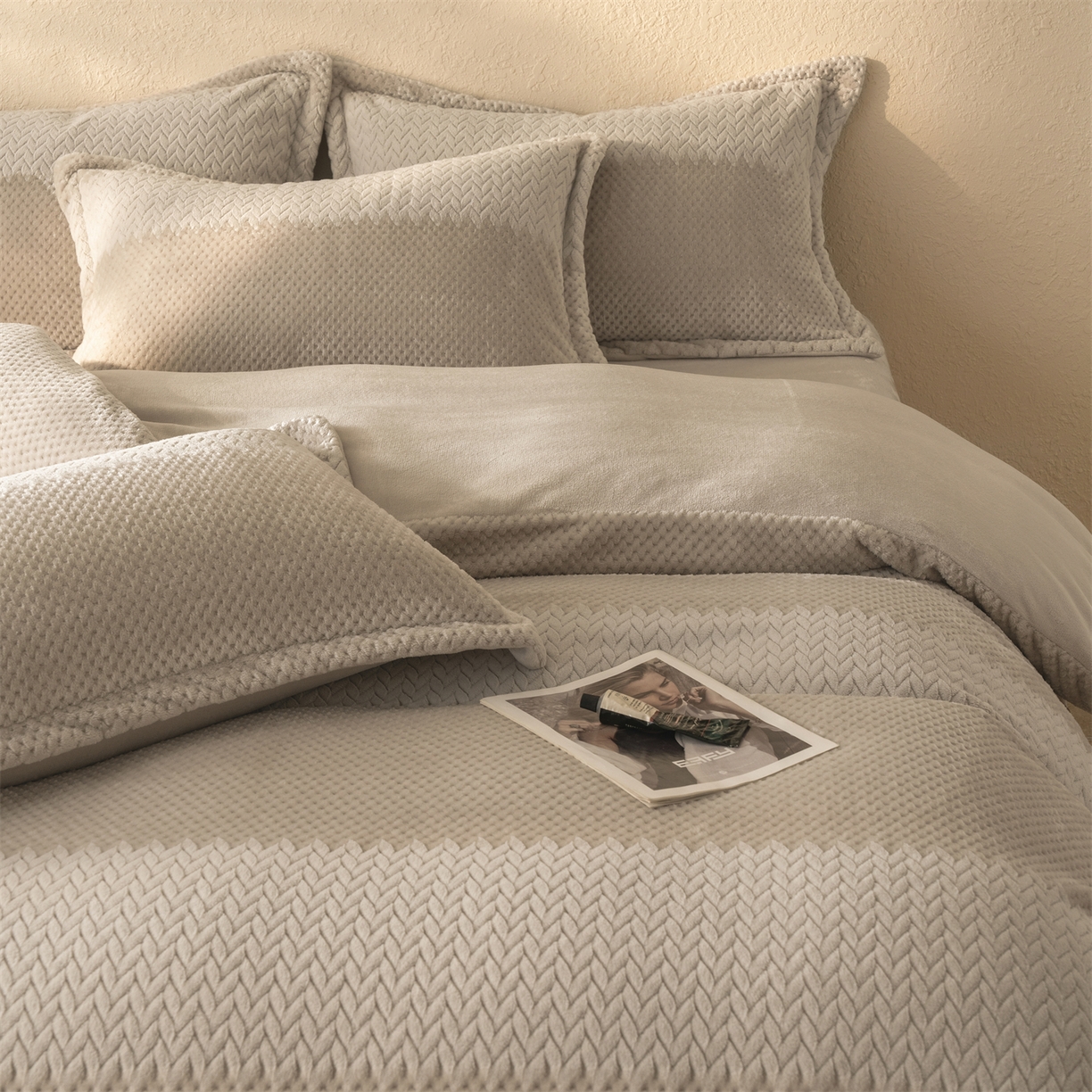 91家纺网 家纺一手货源 找家纺 源舍家纺 2025新款色织拼色编织提花轻奢牛奶绒四件套（场景二） 织锦-咖韵