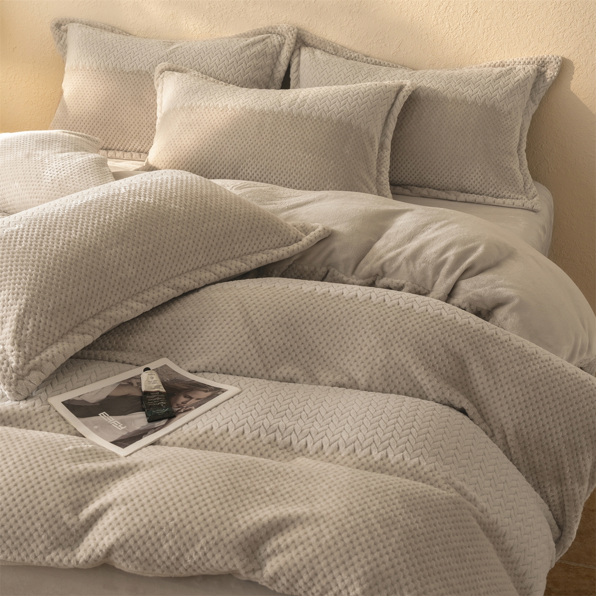 91家纺网 家纺一手货源 找家纺 源舍家纺 2025新款色织拼色编织提花轻奢牛奶绒四件套（场景二） 织锦-咖韵