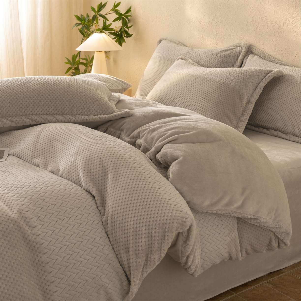 91家纺网 家纺一手货源 找家纺 源舍家纺 2025新款色织拼色编织提花轻奢牛奶绒四件套（场景二） 织锦-咖韵