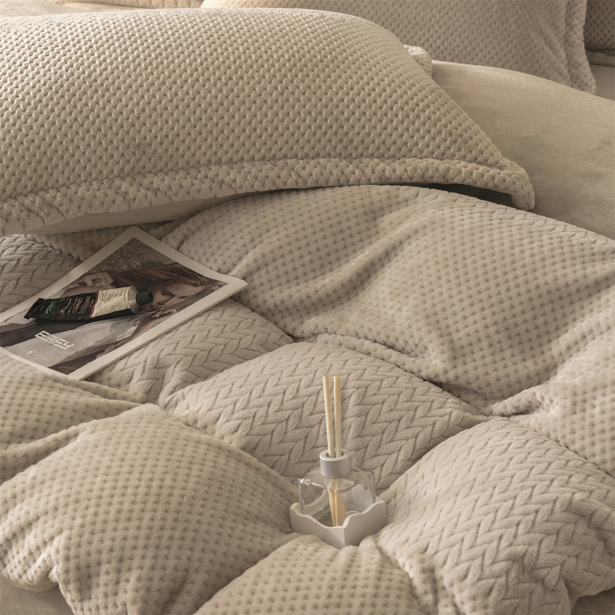 91家纺网 家纺一手货源 找家纺 源舍家纺 2025新款色织拼色编织提花轻奢牛奶绒四件套（场景二） 织锦-咖韵