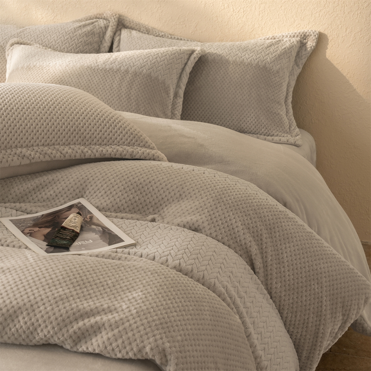 91家纺网 家纺一手货源 找家纺 源舍家纺 2025新款色织拼色编织提花轻奢牛奶绒四件套（场景二） 织锦-咖韵