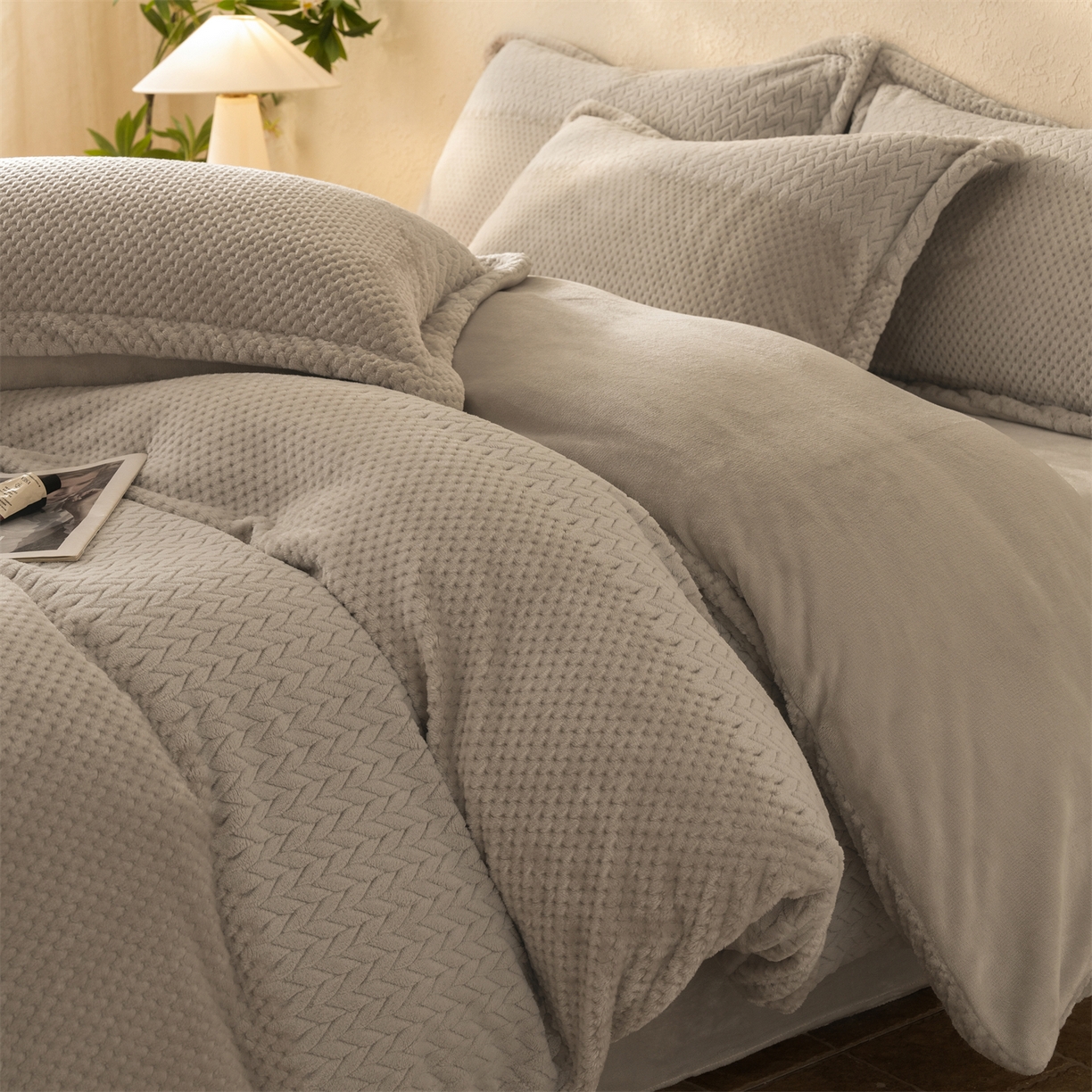 91家纺网 家纺一手货源 找家纺 源舍家纺 2025新款色织拼色编织提花轻奢牛奶绒四件套（场景二） 织锦-咖韵