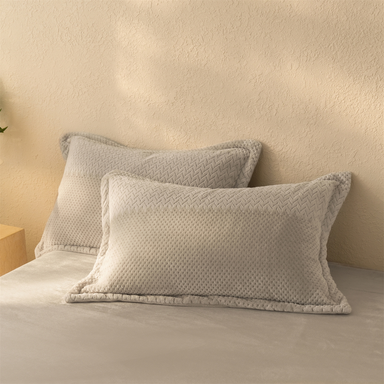 91家纺网 家纺一手货源 找家纺 源舍家纺 2025新款色织拼色编织提花轻奢牛奶绒四件套（场景二） 织锦-咖韵