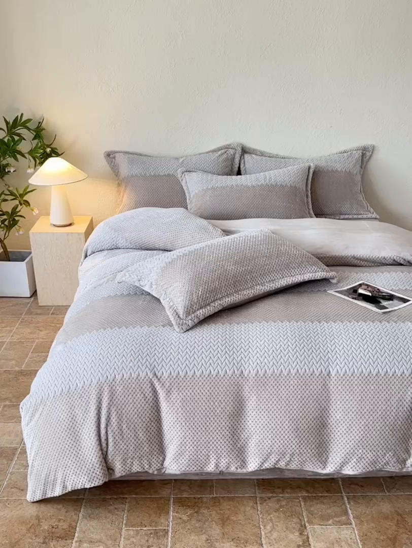 91家纺网 家纺一手货源 找家纺 源舍家纺 2025新款色织拼色编织提花轻奢牛奶绒四件套（场景二） 织锦-咖韵