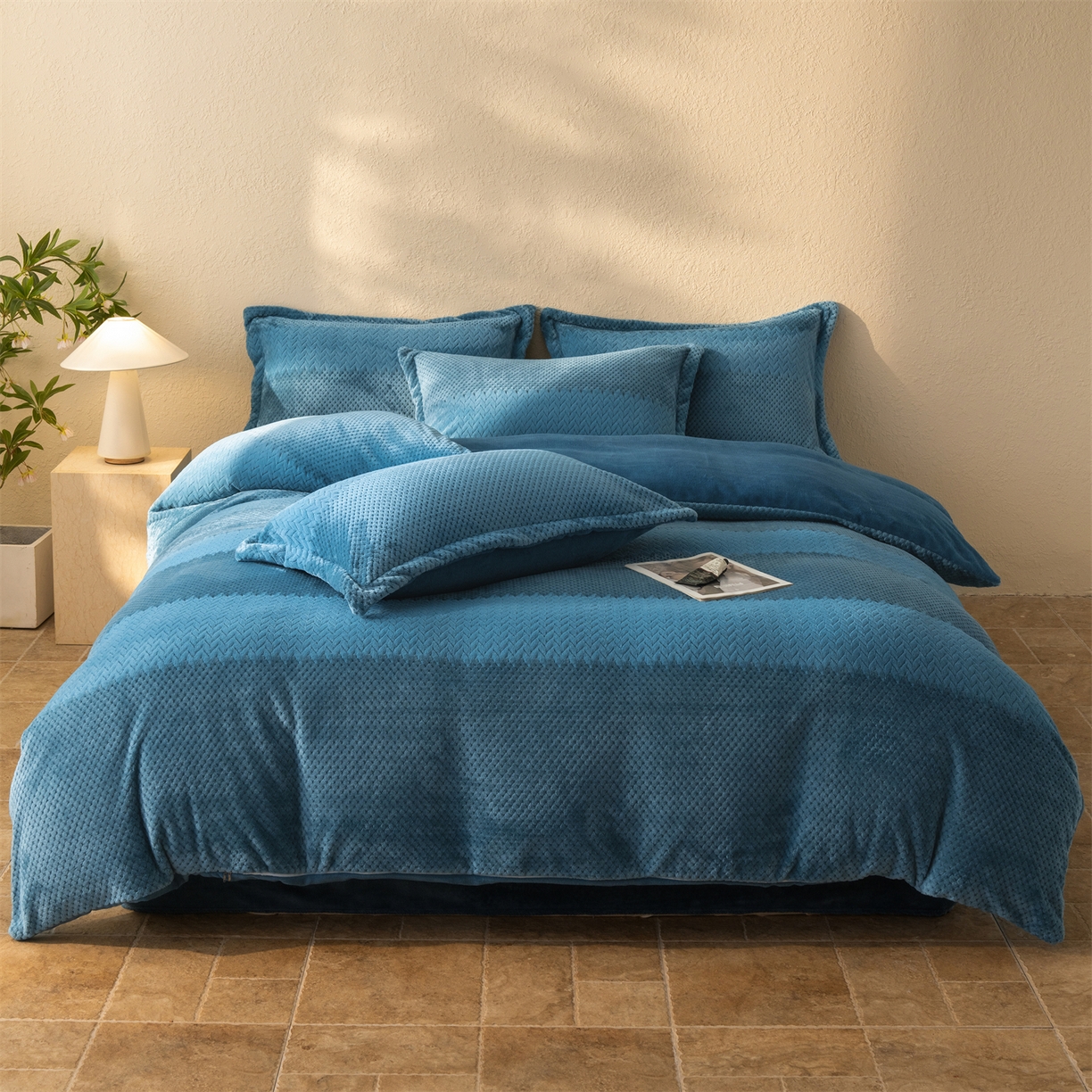 91家纺网 家纺一手货源 找家纺 源舍家纺 2025新款色织拼色编织提花轻奢牛奶绒四件套（场景二） 织锦-蓝谧