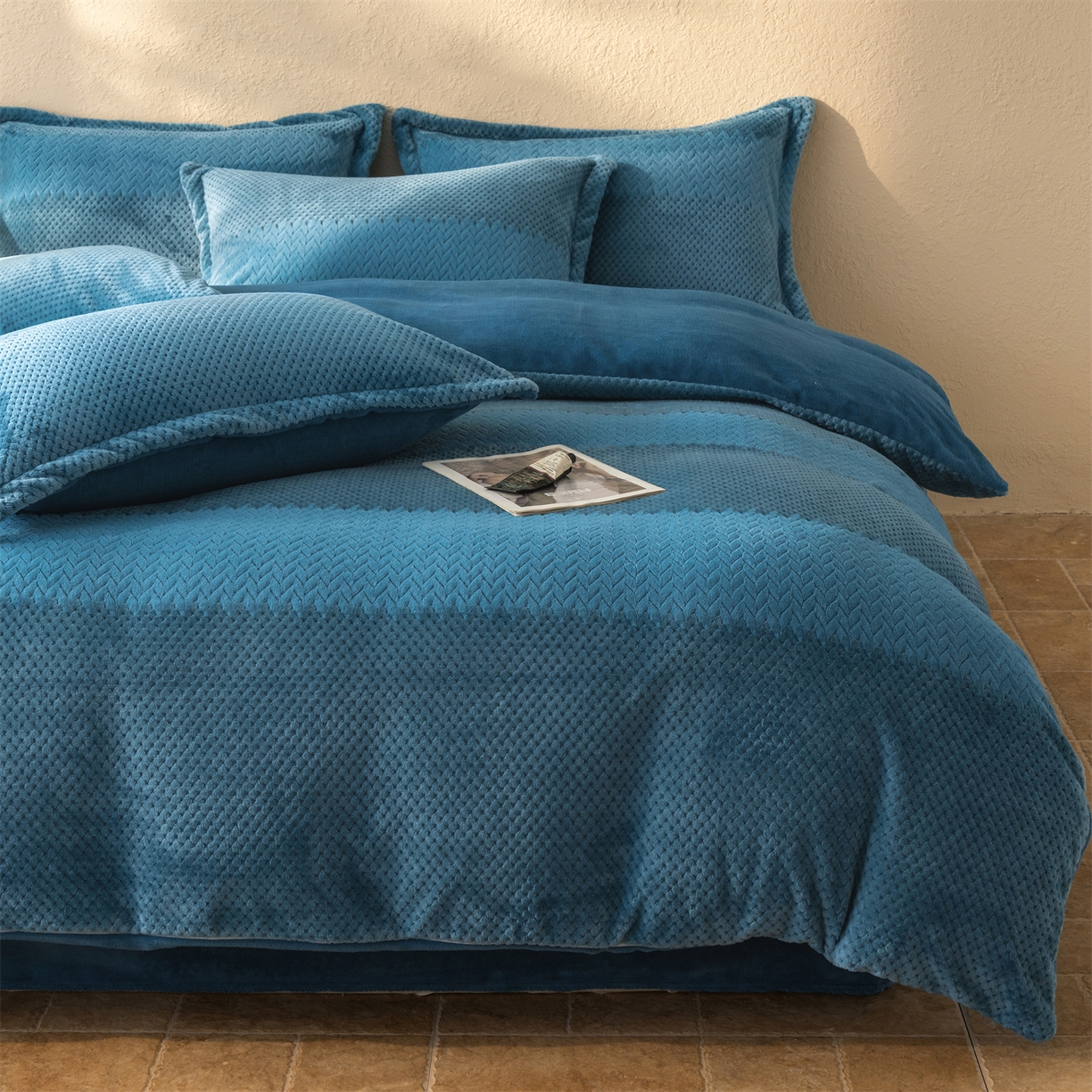 91家纺网 家纺一手货源 找家纺 源舍家纺 2025新款色织拼色编织提花轻奢牛奶绒四件套（场景二） 织锦-蓝谧