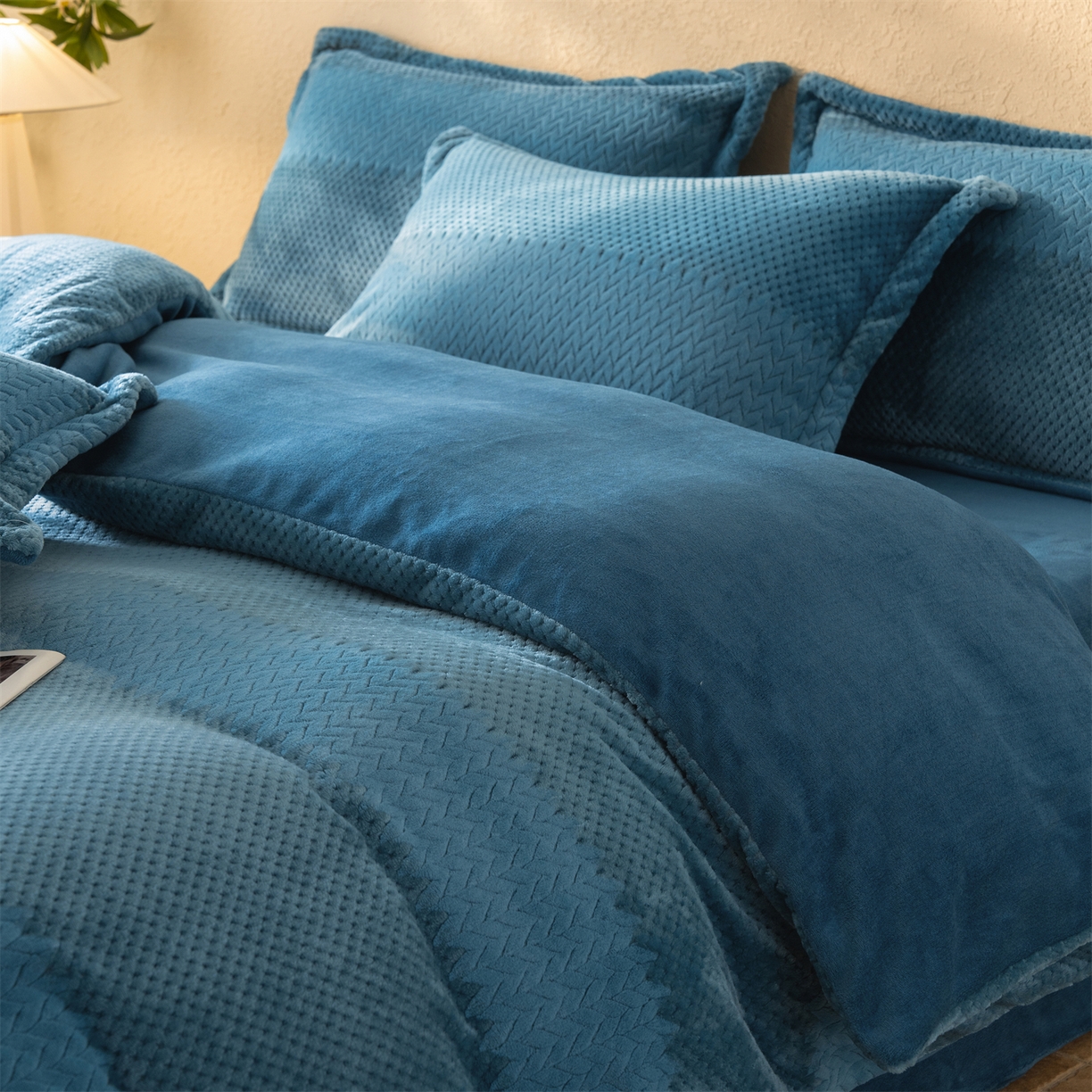 91家纺网 家纺一手货源 找家纺 源舍家纺 2025新款色织拼色编织提花轻奢牛奶绒四件套（场景二） 织锦-蓝谧