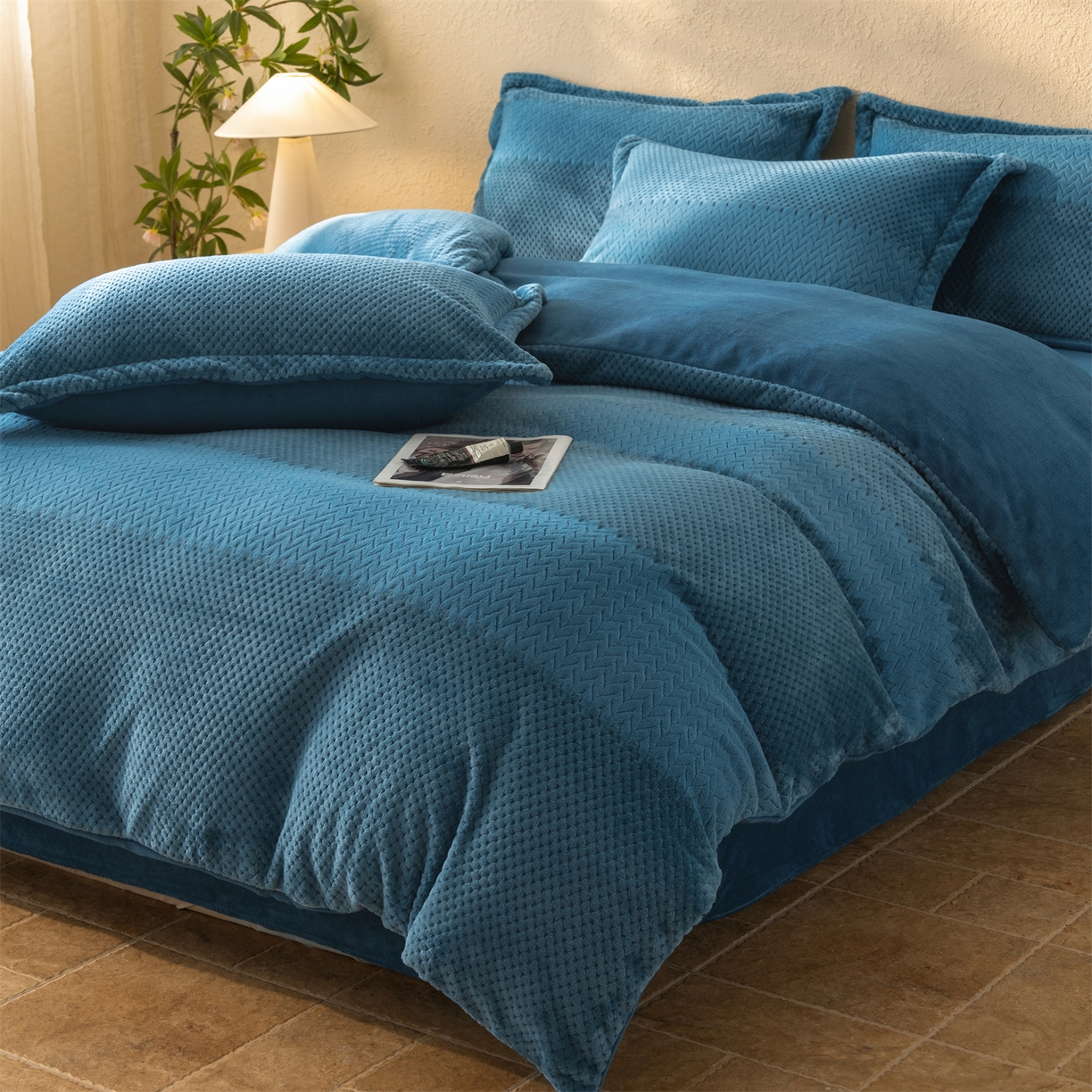 91家纺网 家纺一手货源 找家纺 源舍家纺 2025新款色织拼色编织提花轻奢牛奶绒四件套（场景二） 织锦-蓝谧