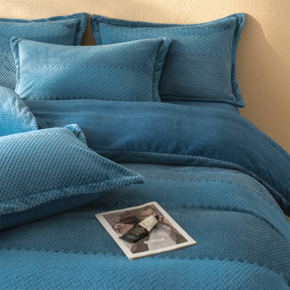 91家纺网 家纺一手货源 找家纺 源舍家纺 2025新款色织拼色编织提花轻奢牛奶绒四件套（场景二） 织锦-蓝谧